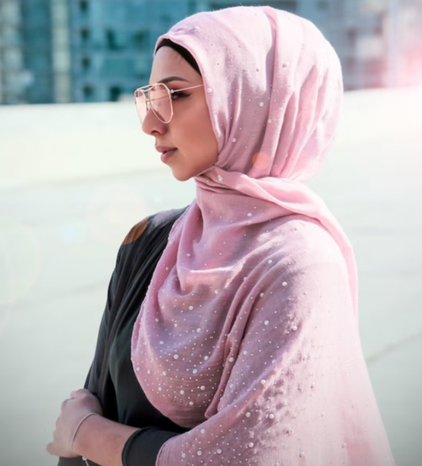 Hijab segi empat dengan aksen mutiara